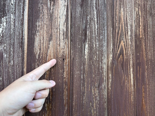 木部外壁の色褪せた写真